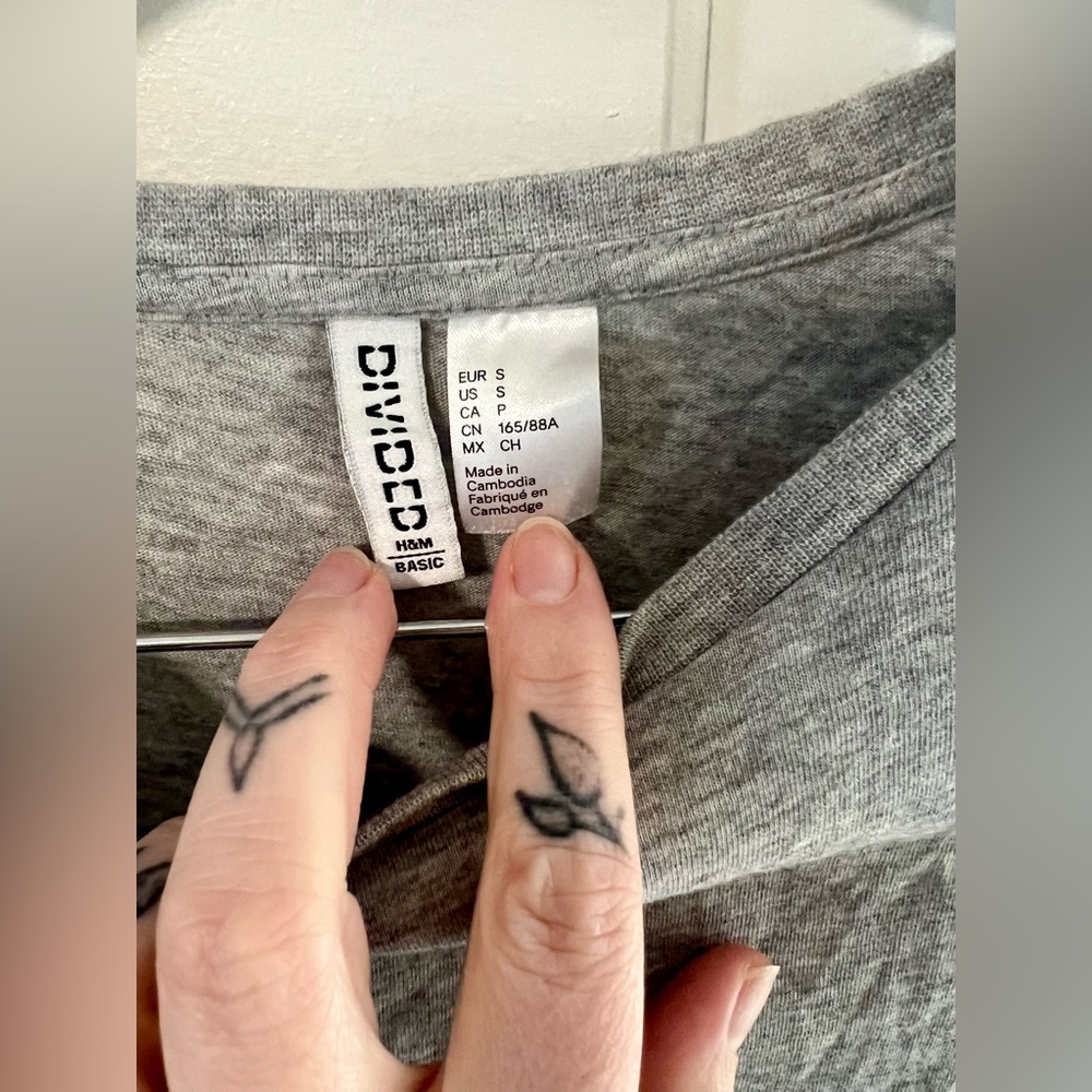 H&M Simple Cropped Grey Tee - Picture 2 of 2